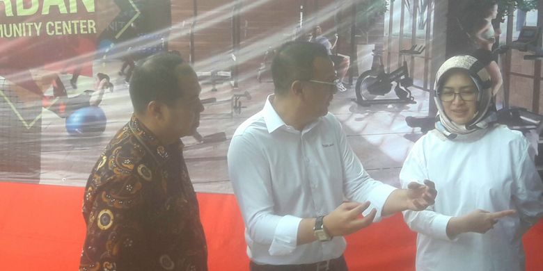 Presiden Direktur GIB Land, Hanifa M Cokrodihardjo, bersama Wali Kota Tangerang Selatan, Airin Rahmi Diani, saat peluncuran fasilitas Community Center di Urban Heights Residence (UHR), Serpong, Tangerang Selatan, Minggu (25/2/2018).
