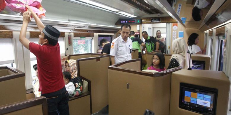 Penumpang menaiki gerbong sleeper kelas luxury yang mulai dioperasikan PT Kereta Api Indonesia (KAI) menggunakan kereta Argo Bromo Anggrek tujuan Jakarta-Surabaya, di Stasiun Kota, Jakarta, Selasa (12/6/2018). Dengan harga tiket Rp 900 ribu, penumpang mendapatkan pelayanan kelas bisnis di pesawat yaitu kursi tunggal yang dapat direbahkan 170 derajat, sandaran kaki, hingga TV 12 inchi dengan headset.