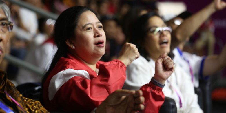 Menko PMK Puan Maharani saat menonton Timnas Basket Putera Indonesia bertanding melawan Tim Korea Selatan, di Hall Basket Komplek GBK, Senayan, Jakarta, Selasa (15/8/2018) malam.