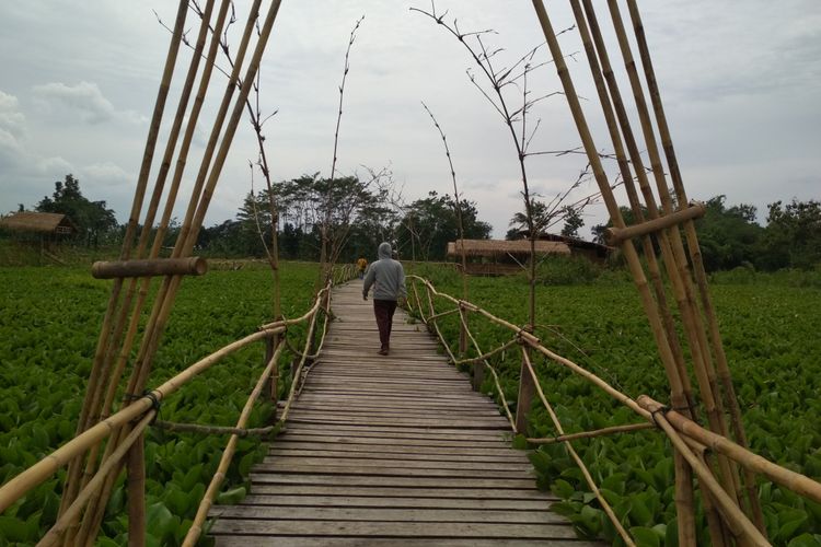 Jembatan Enceng di Desa Cimahi,  Klari, Karawang yang instagramable. 