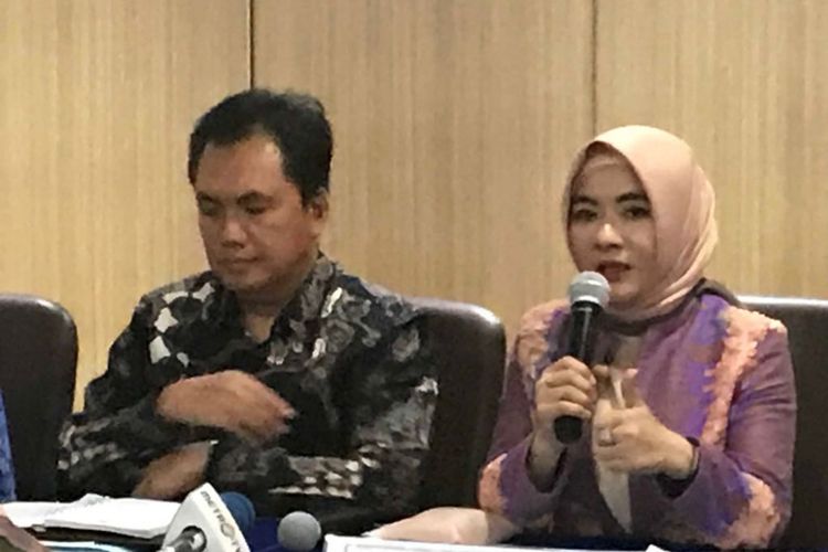 Kepala BPH Migas, Fanshurullah Asa bersama Plt Dirut Pertamina Nicke Widyawati di kantor BPH Migas, Rabu (16/5/2018).