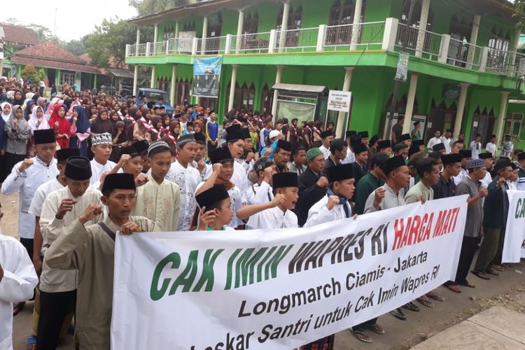 Sekitar 3.000 orang gabungan santri, ormas, termasuk organisasi sayap Nahdlatul Ulama (NU) melakukan aksi jalan kaki dari Banjar, Jawa Barat, ke Jakarta. 