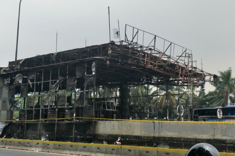 Gerbang Tol Pejompongan yang terletak di Jalan Gatot Subroto, Bendungan Hilir, Tanah Abang, Jakarta Pusat, usai terbakar pada Kamis (27/9/2018).