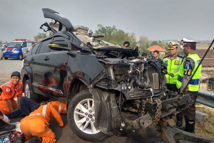 Olah tkp kecelakaan Innova tabrak truk di Tol Sumo