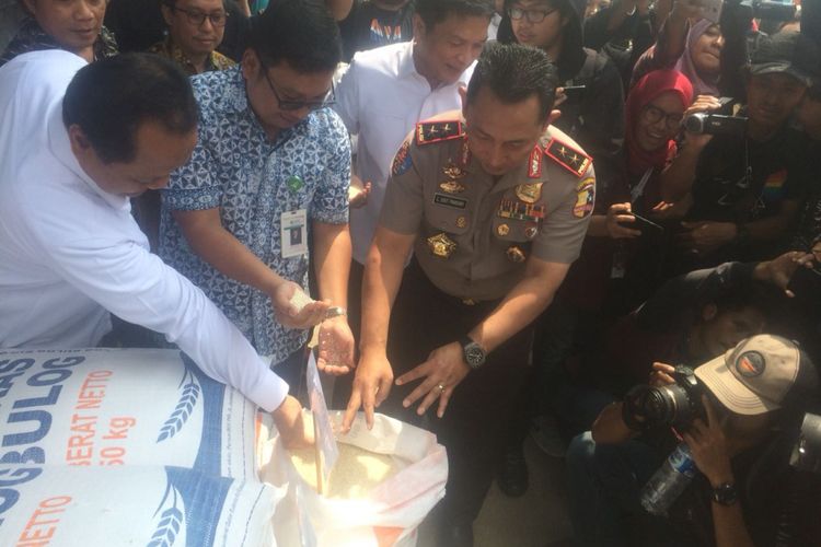 Satgas Pangan Polri melaksanakan operasi pasar di Pasar Induk Beras Cipinang, Jakarta Timur, Kamis (22/11/2018).