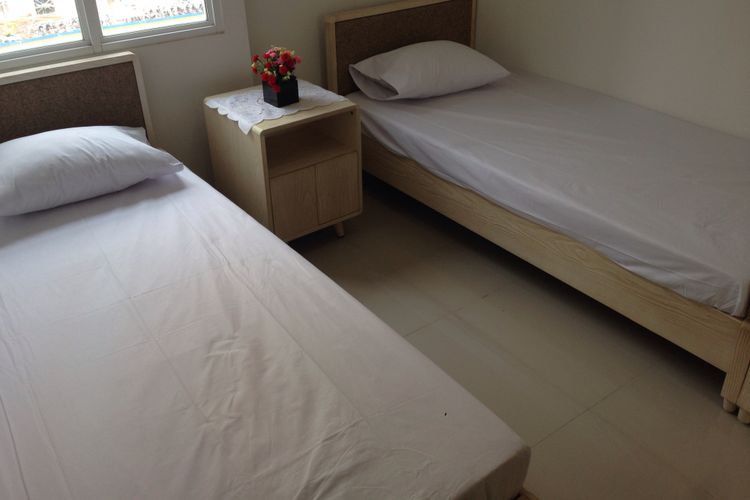 Fasilitas kamar tidur yang terdapat di dalam Wisma Atlet Kemayoran.