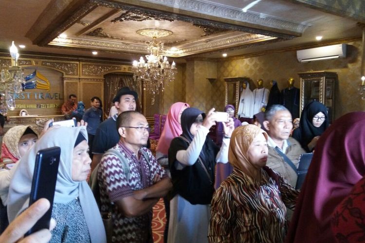 Sejumlah Jemaah Umrah Menunggu Konferensi pers di Kantor Pusat Cimanggis, Depok
