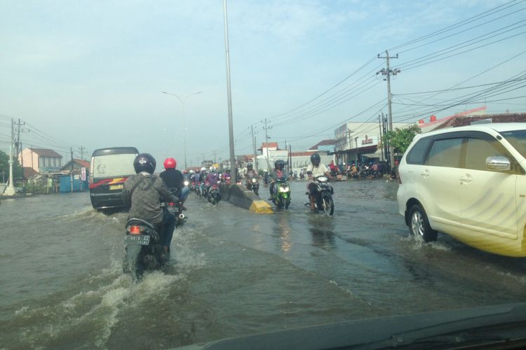 Banjir kembali melanda jalur Pantura Semarang, Senin (2/10/2017).
