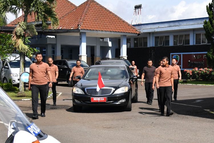 Paspampres Grup A mengawal mobil kepresidenan yang ditumpangi Presiden Joko Widodo, Senin (18/12/2017).