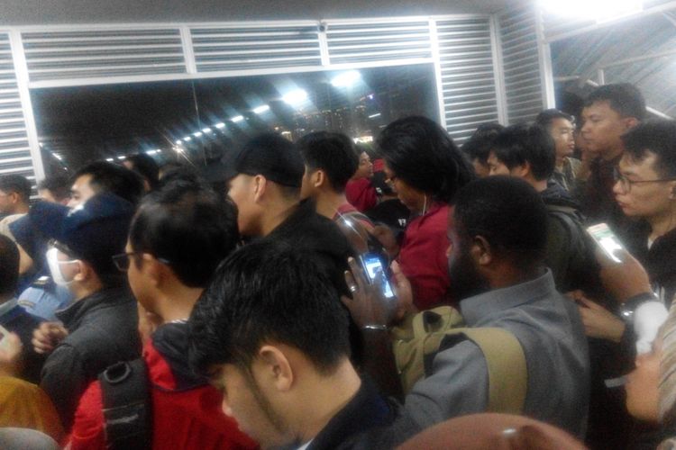 Penumpukan penumpang KRL Commuter Line terjadi di Stasiun Tanah Abang, Senin (5/2/2018) malam.