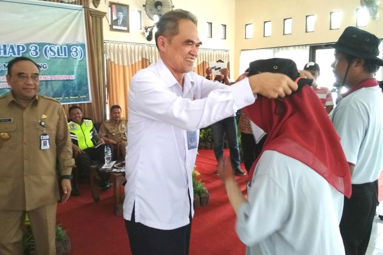 Deputi Bidang Klimatologi BMKG Herizal secara simbolis menyematkan tanda peserta Sekolah Lapang Iklim tahan 3 di Desa Pekunden, Kecamatan Ngluwar, Kabupaten Magelang, Senin (5/3/2018).