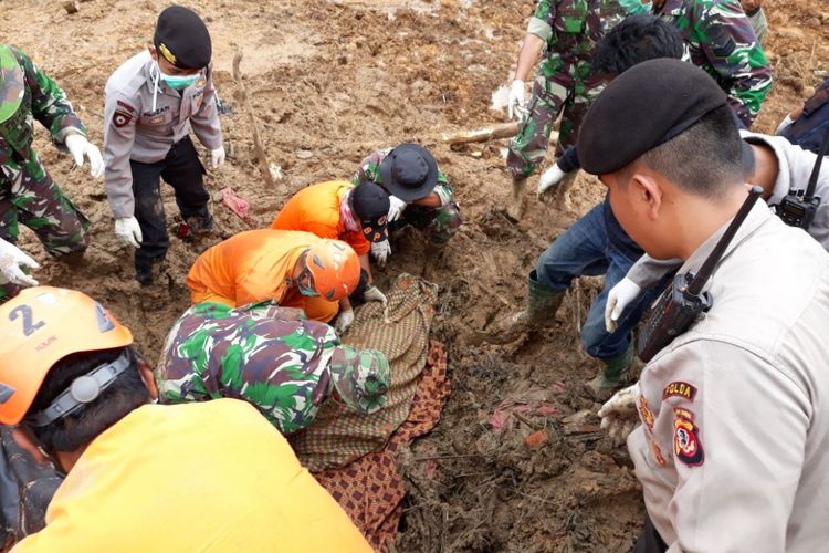 Tim SAR Gabungan tengah mengevakuasi korban terkahir tertimbun longsoran tanah, yakni Damah (40). korban dievakuasi sekira pukul 8.30 wib dalam keadaan meninggal dunia. 