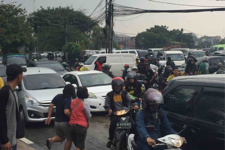 Kepadatan lalu lintas terjadi di ruas Jalan Cideng Timur, Jakarta Pusat, Kamis (19/4/2018). Kepadatan kendaraan berasal dari pintu keluar lokasi yang kini dijadikan lapak berjualan eks pedagang Pasar Tasik.