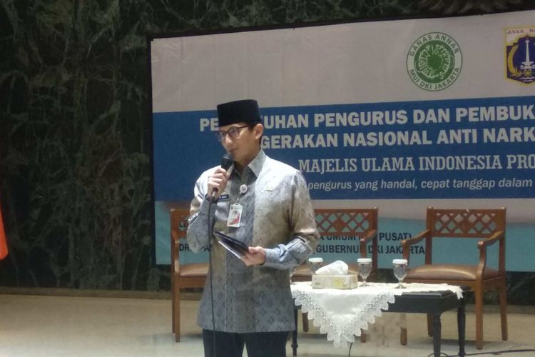 Wakil Gubernur DKI Jakarta Sandiaga Uno di saat mengukuhkan Pengurus Gerakan Nasional Anti Narkoba (Ganas Annar) MUI Provinsi DKI Jakarta di Balai Kota, Kamis (19/4/2018).