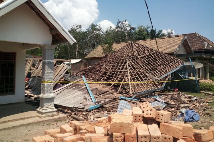 Rumah FA yang dihancurkan warga di Desa Mukti Sari, Kabupaten OKI, Sumsel