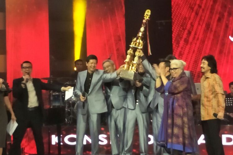 Chasiero mendapat piala dalam Konser Dunia di Batas Senja 40 Tahun Chaseiro, 90 Tahun Sumpah Pemuda yang digelar di Auditorium TVRI, Jakarta Selatan, Minggu (6/5/2018).