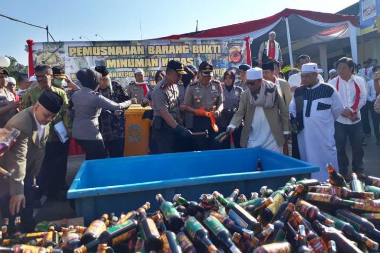 Kapolda Jawa Barat, Irjen Agung Budi Maryoto (tiga dari kanan) memimpin pemusnahan ribuan botol minuman keras di Polres Sukabumi Kota, Rabu (9/5/2018). 