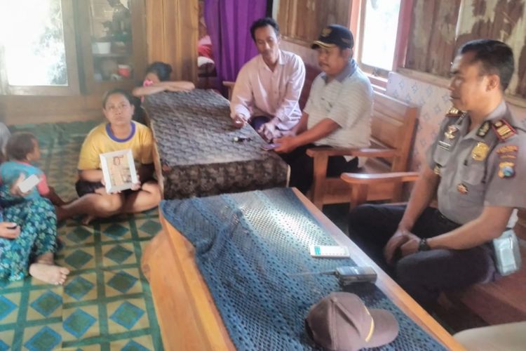 Salah satu keluarga memegang foto Sumarni, TKW asal warga Dusun Watutinatah, Desa Gembol, Kecamatan Karanganyar, Kabupaten Ngawi yang meninggal lantaran sakit di Hongkong, Rabu (19/9/2018).