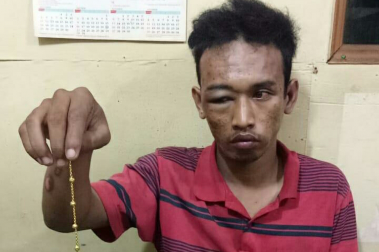 Pelaku jambret, Ruli dan barang bukti gelang emas hasil kejahatan saat diamankan di Polsek Bukit Raya, Pekanbaru, Riau, Selasa (25/9/2018).