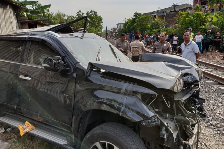 Mobil Pajero yang terlibat kecelakaan dengan KA Sritanjung di Surabaya, Minggu (21/10/2018)