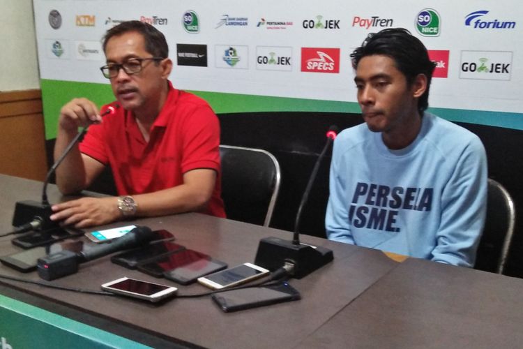 Aji Santoso (kiri) dan Syahroni seusai laga Persela Lamongan kontra Persib Bandung.