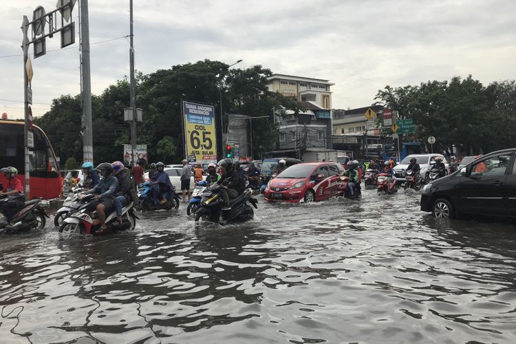 Situasi perempatan Jalan Panjang depan Komplek Green Garden, Kedoya Utara, Jakarta Barat, Selasa (5/3/2019). 