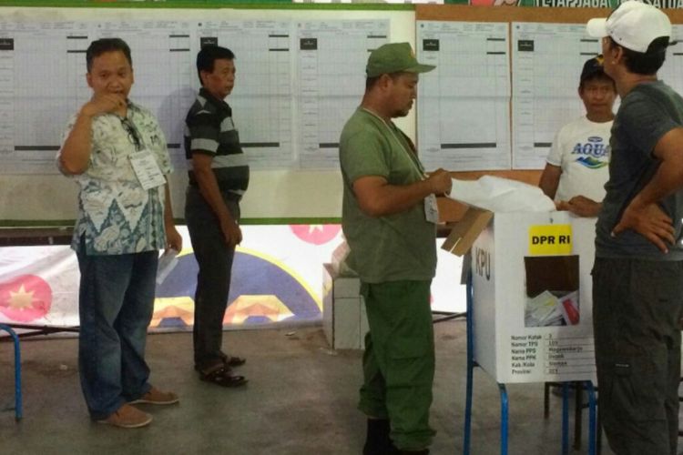 Petugas KPPS 105 Sambilegi Baru Lor,  Desa Maguwoharjo, Kecamatan Depok, Kabupaten Sleman saat proses penghitungan suara, rabu (17/4/2019). TPS ini merupakan tempat Mahfud MD mencoblos. 