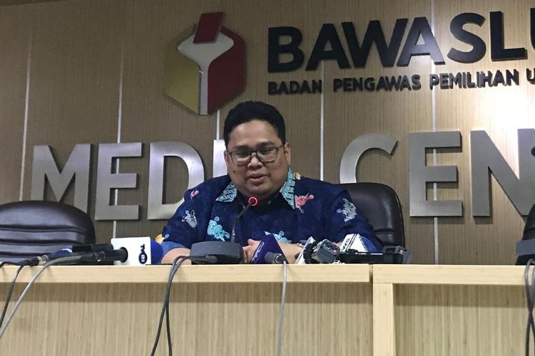 Anggota Bawaslu Rahmat Bagja saat konferensi pers di Kantor Bawaslu RI, Jakarta Pusat, Kamis (18/4/2019).