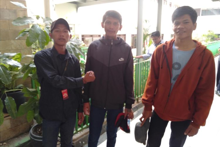 pengamen yang jadi korban salah tangkap polisi yakni Fatahillah (kiri), Fikri Pribadi (Tengah) dan Arga Putra Samosir (Kanan) di Pengadilan Negeri Jakarta Selatan, Rabu (24/7/2019)