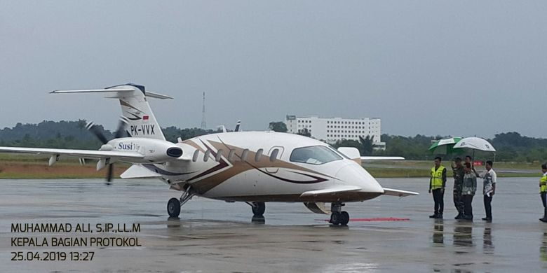 Menteri KKP Susi Pudjiastuti di Bandara Depati Amir terbang menggunakan pesawat pribadi, Kamis (25/4/2019). 