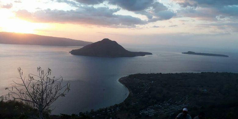 Warga menikmati saat matahari tenggelam di Bukit Hulnani, Kabupaten Alor, Nusa Tenggara Timur (NTT).