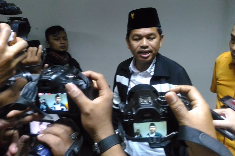 Ketua DPD I Jawa Barat, Dedi Mulyadi, menghadiri diskusi panel yang diselenggarakan sayap organisasi Partai Golkar di Hotel University, Jalan Anggrek Nomor 137, Kelurahab Maguwoharjo, Kecanatan Depok, Kabupaten Sleman, DI Yogyakarta, Minggu (26/11/2017). 