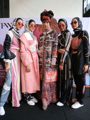 Koleksi Dian Pelangi dan Itang Yunasz yang ditampilkan di ajang The Show New York Fashion Week 2019.