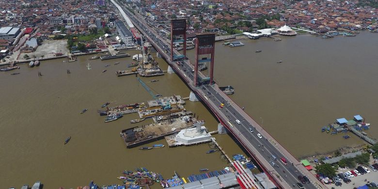 Foto udara pembangunan Light Rail Transit (LRT) di Zona Ampera pembangunan LRT Palembang, Sumatera Selatan, Kamis (27/7/2017). Perkembangan pengerjaan LRT/Kereta Ringan sepanjang 23,4 km dari Bandara Internasional Sultan Mahmud Badaruddin II dan berujung di Jakabaring Sport City (JSC) tersebut saat ini sudah mencapai 46,68 persen dan pembangunannya terus dikebut. ANTARA FOTO/Nova Wahyudi/aww/17. 