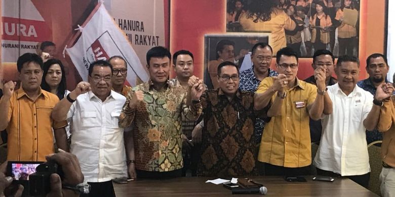 Pengurus sejumlah DPD Hanura yang mengajukan mosi tidak percaya kepada Oesman Sapta Odang sebagai Ketua Umum Hanura saat konferensi pers di DPP Hanura, Cipayung, Jakarta Timur, Selasa (16/1/2018).