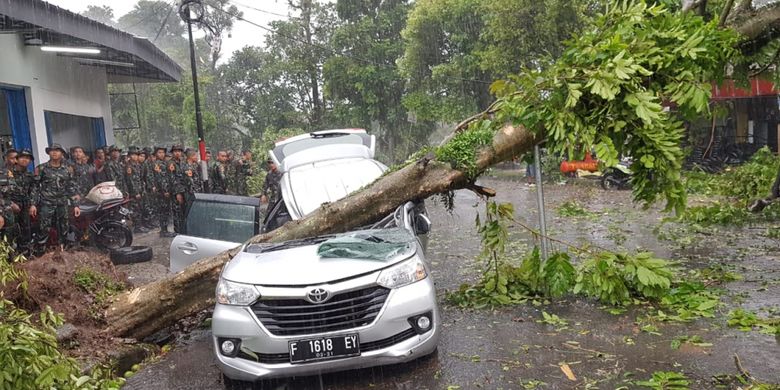 Angin puting beliung yang melanda wilayah selatan Kota Bogor, Jawa Barat, Kamis (6/12/2018) sekitar pukul 15.00 WIB, menyebabkan satu orang tewas karena mobilnya tertimpa pohon tumbang.