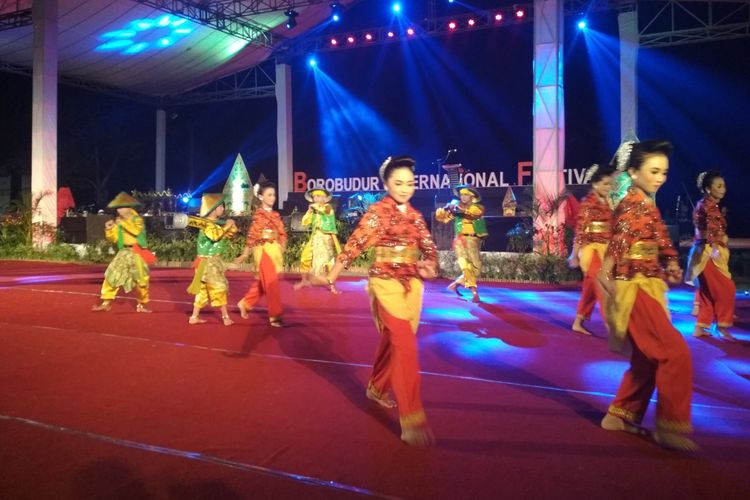 Pertunjukan seni tari tradisional membuka Borobudur Internasiobal Festival, di Candi Borobudur,  Jumat (28/7/2017) malam. 