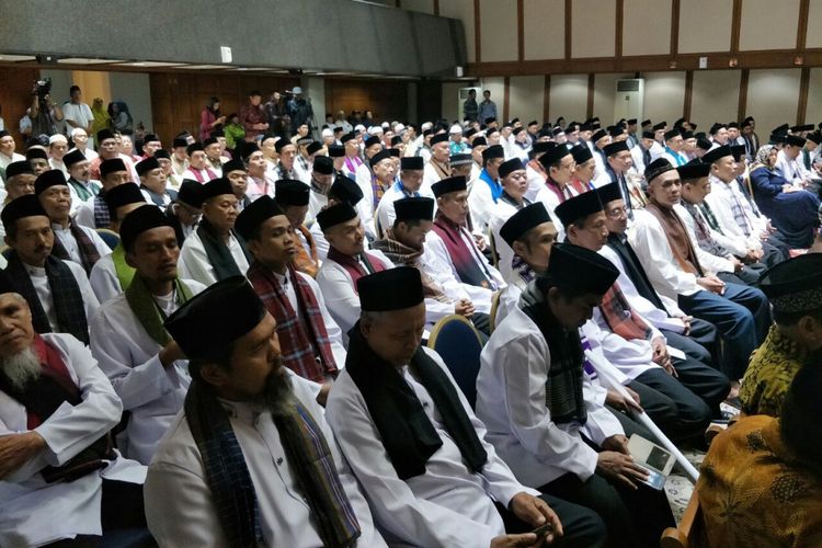 Marbot masjid yang akan berangkat umroh berkumpul di Balai Kota DKI Jakarta, Kamis (7/12/2017). 