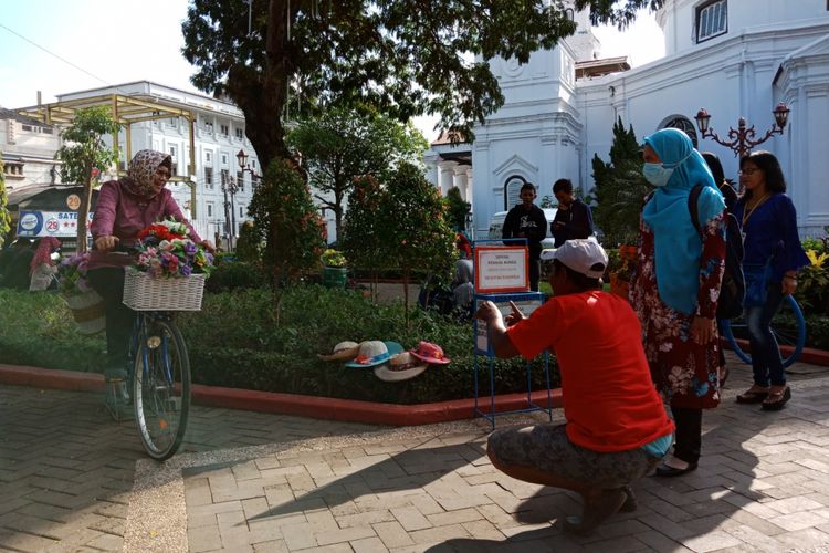Wisatawan bergaya ala noni Belanda di Taman Srigunting, Semarang, Rabu (28/3/2018).