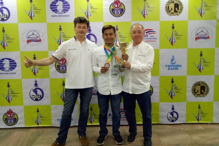 Novendra Priasmoro, diapit pelatih Andrei Kovalev dan manajer tim catur Indonesia, Kristianus Liem, merebut gelar juara Asia Junior (KU 20) pada Kejuaraan Catur Junior Asia, di Ulan Bator, Mongolia, 17-26 Agustus 2018.  