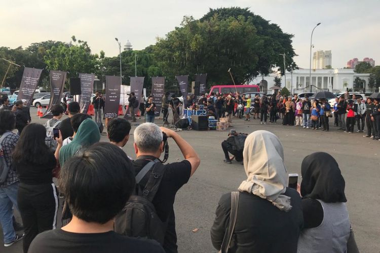 Suasana aksi ke-552 Kamisan di seberang Istana Presiden, Jakarta, Kamis (6/9/2018).