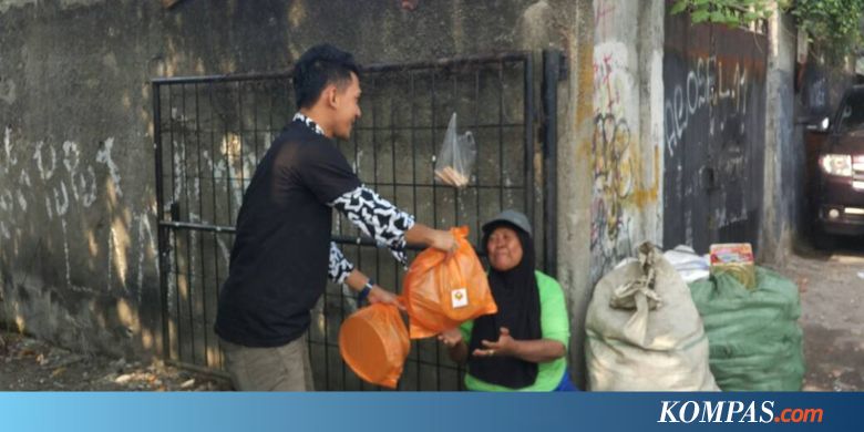 Aksi Kotak Oranye, Berbagi Kue Lebaran untuk Warga Tak 
