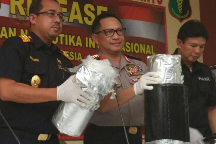 Direktur Jenderal Bea Cukai Heru Pambudi bersama Kapolri Jenderal Tito Karnavian menunjukka barang bukti sabu hasil pengungkapan jaringan Tiongkok-Indonesia di RS Polri, Kramatjati, Senin (8/5/2017).