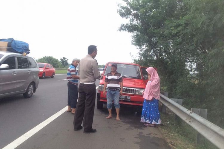 Meski buat Darurat, Jangan Perbaiki Mobil Mogok di Bahu Jalan Tol