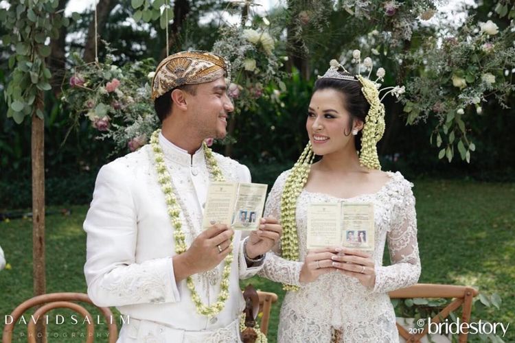 Raisa Andriana dan Hamish Daud menunjukkan buku nikah setelah menjalani akad nikah di Ayana Midplaza, Jakarta, Minggu (3/9/2017).