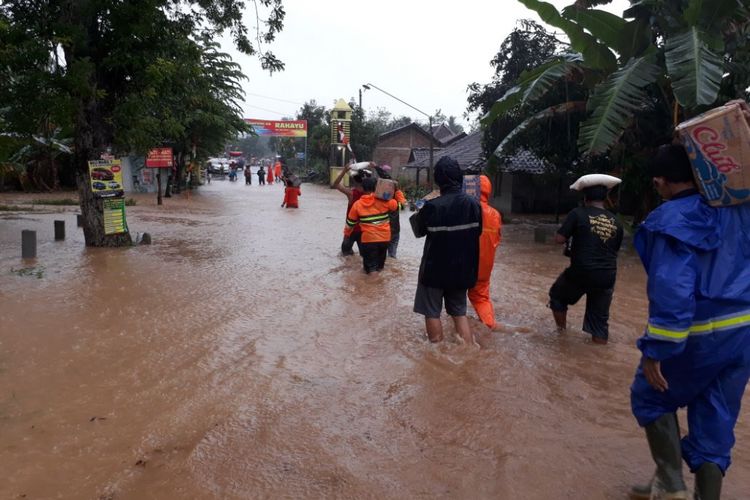 Tim Badan Penanggulangan Bencana Daerah Kabupaten Wonogiri sementara meninjau lokasi dan membawa logistik di lokasi bencana banjir di Pracimantoro, Selasa ( 28/11/2017).