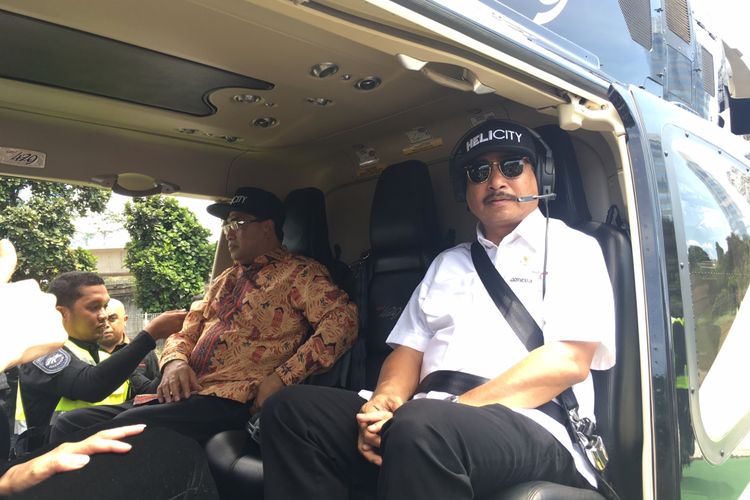 Menteri Perhubungan Budi Karya Sumadi (kiri), Menteri Pariwisata Arief Yahya (kanan), saat mencoba Helicity moda trasnportasi udara antar kota, di Wisma Aldiron, Pancoran, Jakarta Selatan, Senin (4/12/2017).