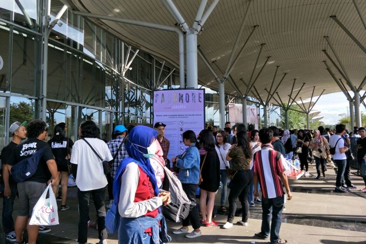 Penonton konser Paramore padati Indonesia Convention Exhibition (ICE) BSD, Tangerang, pada Jumat (16/4/2018).