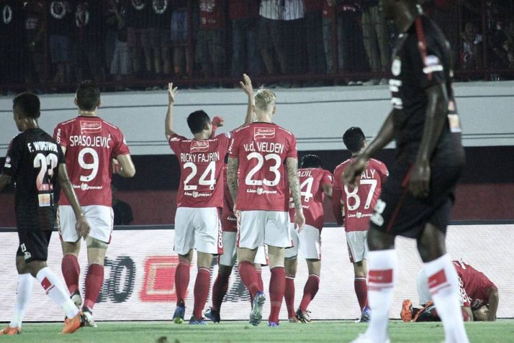 Para pemain Bali United merayakan gol ke gawang Persipura Jayapura pada pertandingan Liga 1 di Stadion I Wayan Dipta, 9 Juni 2018.