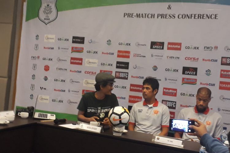 Pelatih PS Tira, Nilmaizar (tengah), saat sesi konferensi pers jelang laga melawan PSMS Medan di Stadion Pakansari, Cibinong, Rabu (5/12/2018). 

